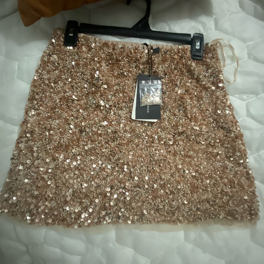 Skirt Xs beige color New with tag.